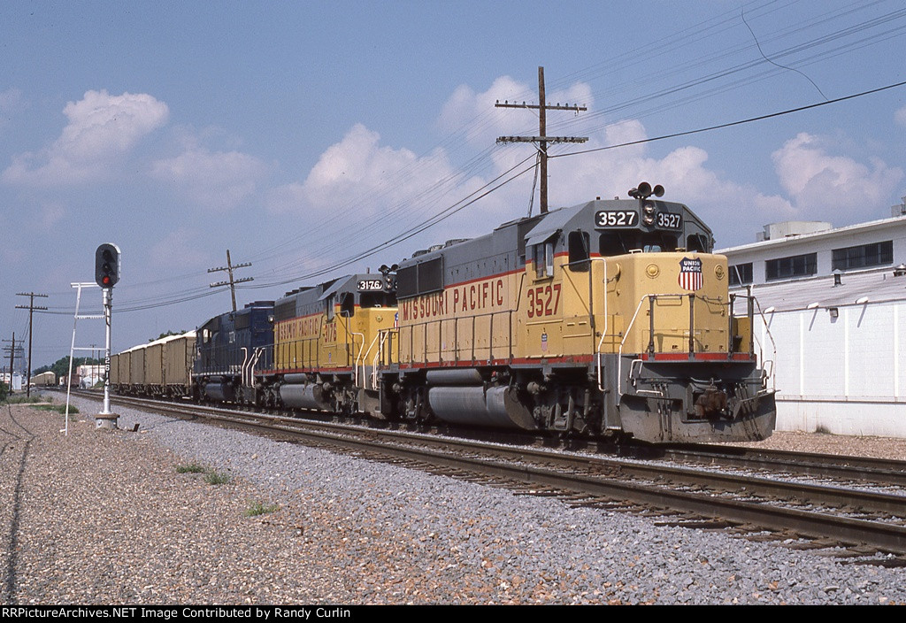 MP 3527 at San Antonio